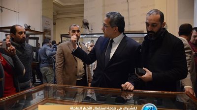 خالد العناني في جولة مع مكتشفي آثار 