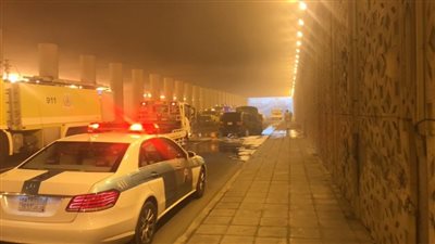 احتراق مركبة يتسبب في إغلاق نفق بجدة