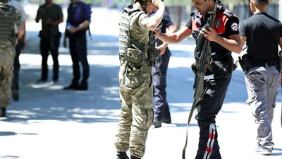 تركيا ترصد مكافأة خاصة بالجنود الهاربين إلى اليونان