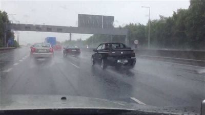 إرشادات لتجنب مخاطر قيادة السيارة في المطر