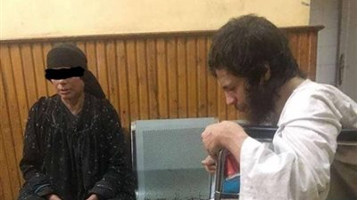 سيدة تحبس نجلها بدون ملابس في منزل مهجور لمدة 10 سنوات (فيديو)