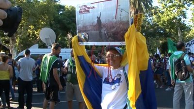 الآلاف يتظاهرون أمام السفارة الأمريكية فى الأرجنتين لرفض التدخل بأزمة فنزويلا