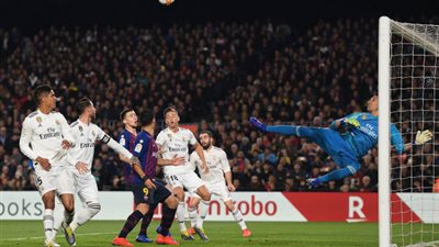  نافاس يتألق ويتصدى لتسديدة خطيرة من سواريز (فيديو)