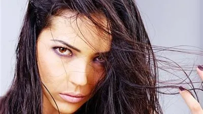 نصائح للحفاظ على شعرك من مياه الأمطار