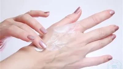 ماسك طبيعي لترطيب اليدين.. اصنعيه في المنزل (فيديو)
