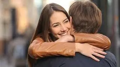 دراسة: الحضن يُحسن الجهاز المناعي (فيديو)