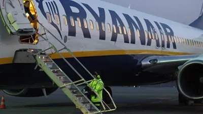 إخلاء طائرة نرويجية تقل 169 راكبا بسبب تهديد (فيديو)