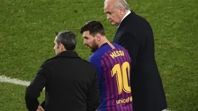 أسطورة هولندا يصدم برشلونة بسبب 