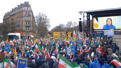 وقفة لمئات الإيرانيين في باريس احتفالا بالذكرى الأربعين لسقوط نظام الشاه