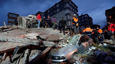 مقتل 15 شخصا في انهيار مبنى بإسطنبول