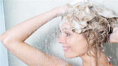 هذا ما يحدث لشعركِ إذا غسلته مرتين بالشامبو أثناء الاستحمام