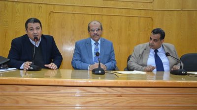 رئيس جامعة الفيوم يشهد توزيع شهادات أمان المصريين (صور)