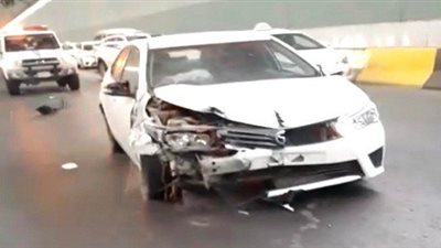 سقوط مروحة شفط ضخمة على مركبة شاب أثناء سيره في نفق بمكة