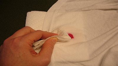 حيل ذكية لإزالة بقع طلاء الأظافر عن ملابسكِ بشكل نهائي