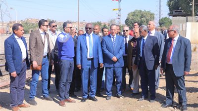 وزير النقل من أسوان: دعم هيئة السكك الحديدية بـ 800 عربة بضائع جديدة