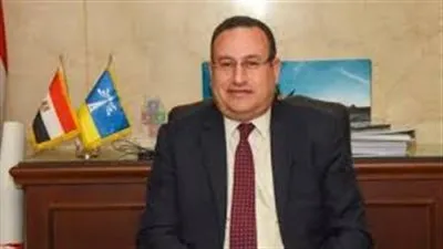 محافظ الإسكندرية يجلس وسط الطلاب للاستماع لشرح عملي لنظام 