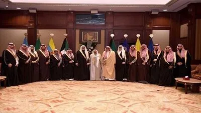 أمير الكويت يستقبل أبناء الملك فهد (فيديو)