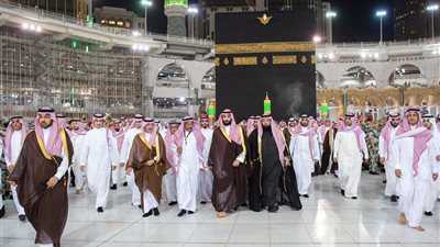 الأمير محمد بن سلمان يطوف بالبيت الحرام.. ويصلي بالحرم المكي (فيديو وصور)