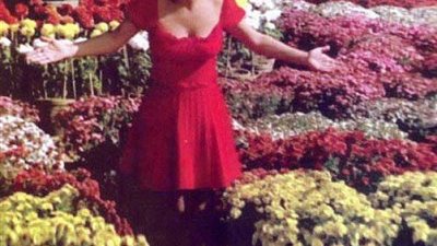 أشهر 10 فساتين حمراء اقتبسيها من النجمات لإطلالة مناسبة في عيد الحب 