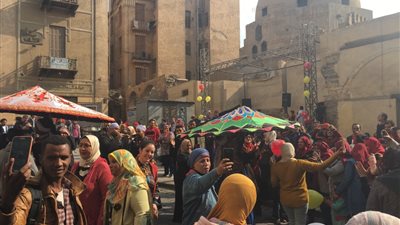 سائحات يتفاعلن بالرقص والتصوير مع 