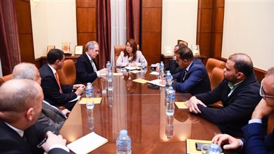 وزيرة التضامن تناقش مع 