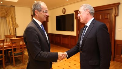  وزير الاتصالات يبحث مع نائب رئيس مجلس 