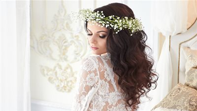 نصائح ذهبية عند اختيار أكاليل الزهور لتسريحة الزفاف