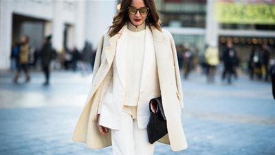 أفكار مبتكرة لإطلالة شتوية أنيقة باللون الأبيض (صور)