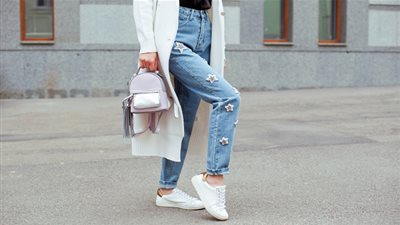 إليكِ طرق تنسيق الأحذية باللون الأبيض موضة هذا الموسم (صور)