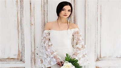 لإطلالة مفعمة بالأنوثة.. فساتين زفاف بأكمام الجرس موضة 2019 (صور)