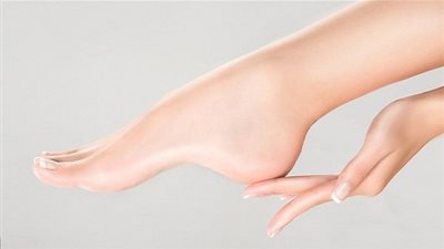 4 خطوات للتخلص من تشققات القدمين فى المنزل (فيديو)