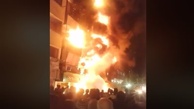 شاهد.. حريق هائل بمحل سجاد في منطقة الزاوية الحمراء