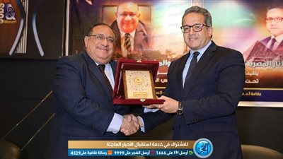 رئيس جامعة حلوان يهدي وزير الآثار درع الجامعة.. والطلاب يلتقطون السيلفي معه (صور)