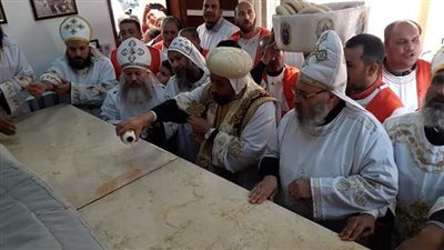 أسقف الوادي الجديد يترأس قداس الذكرى الأولى للمتنيح الأنبا بقطر (صور)