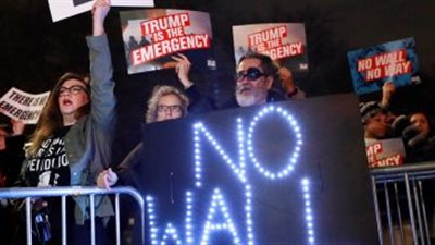 احتجاجات ضد ترامب بسبب حالة الطوارئ