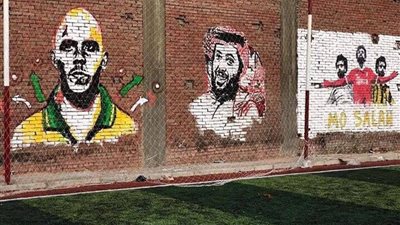 شاب يرسم جرافيتي لتركي آل شيخ بمدينة طنطا 