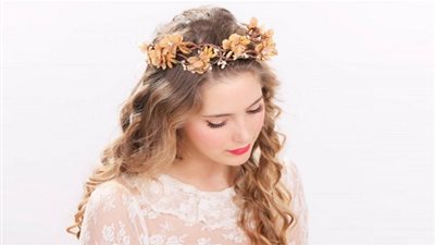 أبرز تسريحات شعر للعروس مزينة بالورود موضة 2019 (صور)