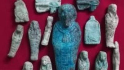 ضبط موظف بالمنيا بحوزته 65 قطعة أثرية بينها تمثال الملك 