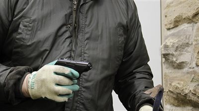 بالفيديو..شاب مصري يتصدى لعملية سطو مسلح في الأردن 