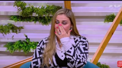مذيعة بالتليفزيون المصري تبكي على الهواء.. لهذا السبب (فيديو)