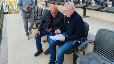 مدرب منتخب مصر يتابع مباراة الأهلي والداخلية