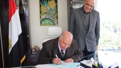 نقيب المعلمين يوقع أول شيكات زيادة الميزة التأمينية لصندوق الزمالة