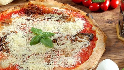 طريقة عمل بيتزا بالريحان والجبنة 