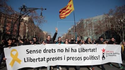 قطع الطرق فى الساعات الأولى من الإضراب العام فى كتالونيا بسبب محاكمة انفصاليين