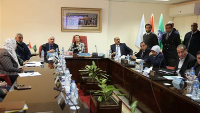 وزيرة البيئة تتفقد شركة الورق الأهلية بالإسكندرية.. وتطالب بتصحيح الأوضاع 