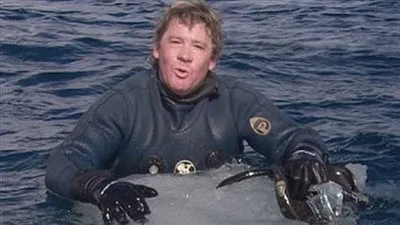 سمكة تسببت في وفاته.. ما لا تعرفه عن نهاية صائد التماسيح 