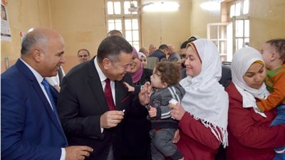 محافظ بني سويف يطلق إشارة بدء حملة التطعيم ضد 
