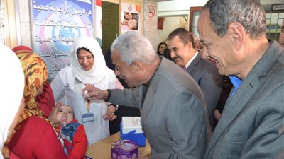 محافظ السويس يشارك في حملة التطعيم ضد شلل الأطفال 