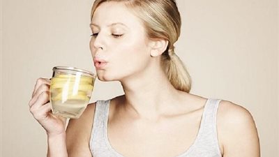 تعرفي على فوائد الماء الدافئ والليمون للتخسيس 
