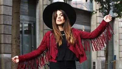 طرق مبتكرة لتنسيق الجاكيتات المزينة بالشراشيب للسهرات (صور)